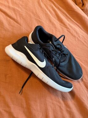 Nike Black and White Athletic Running Shoes